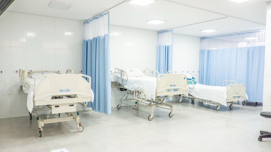 Enfermaria com leitos hospitalares