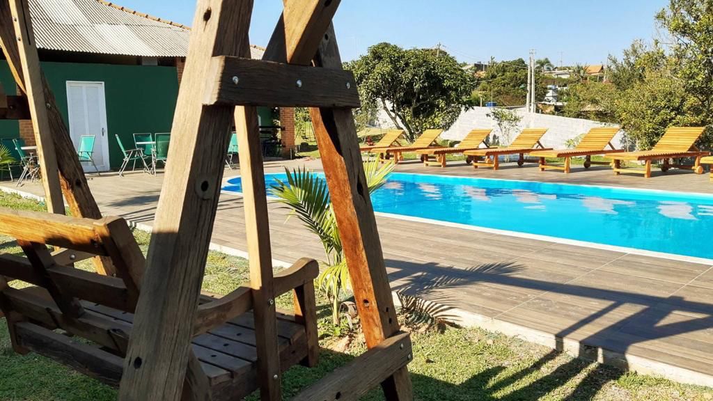 Área de lazer com piscina e espreguiçadeiras