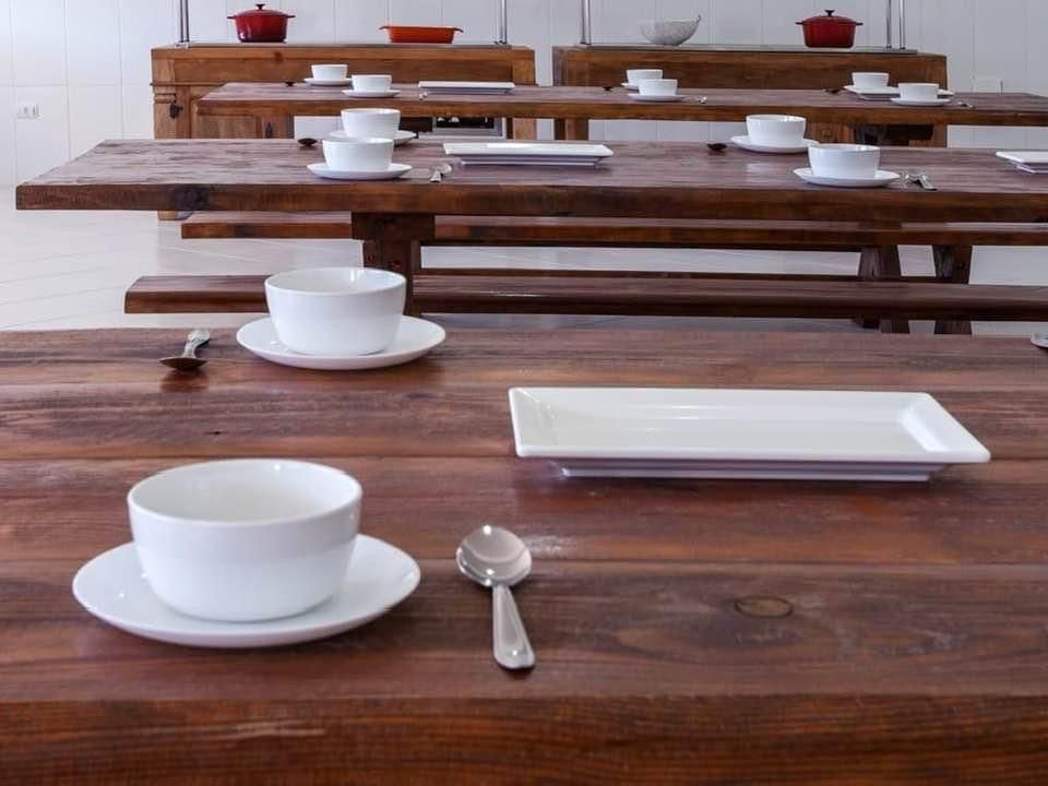 Refeitório com mesas de madeira