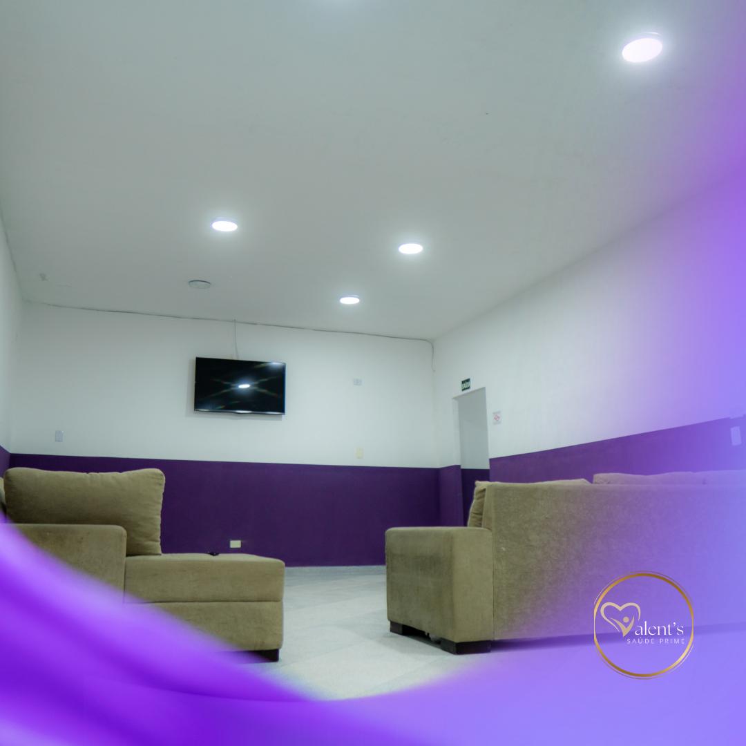 Sala de convivência com sofás e televisão