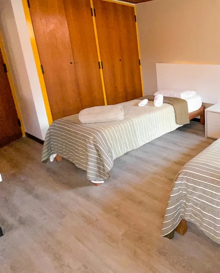 Quarto com duas camas na unidade de Cotia