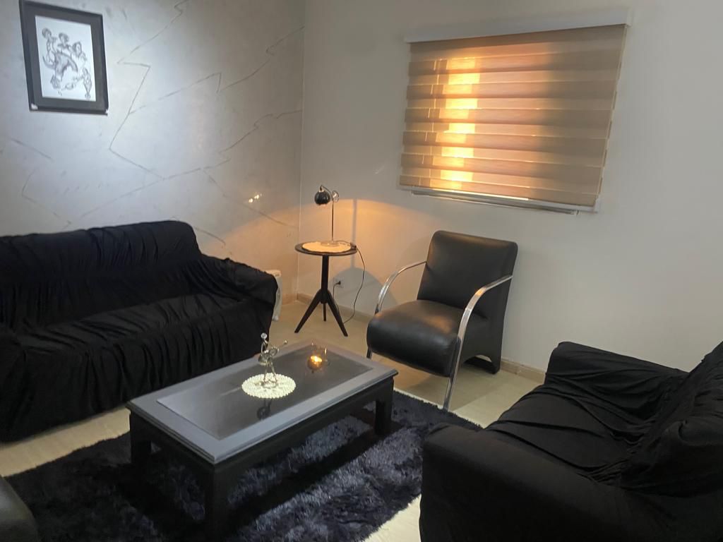 Sala de convivência com sofás e mesa de centro