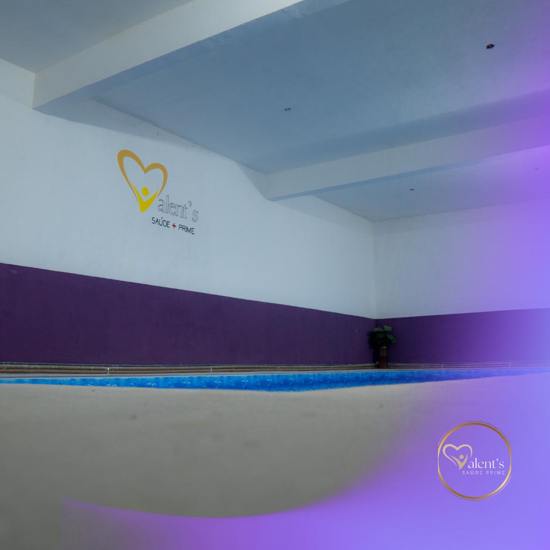 Piscina aquecida coberta da unidade