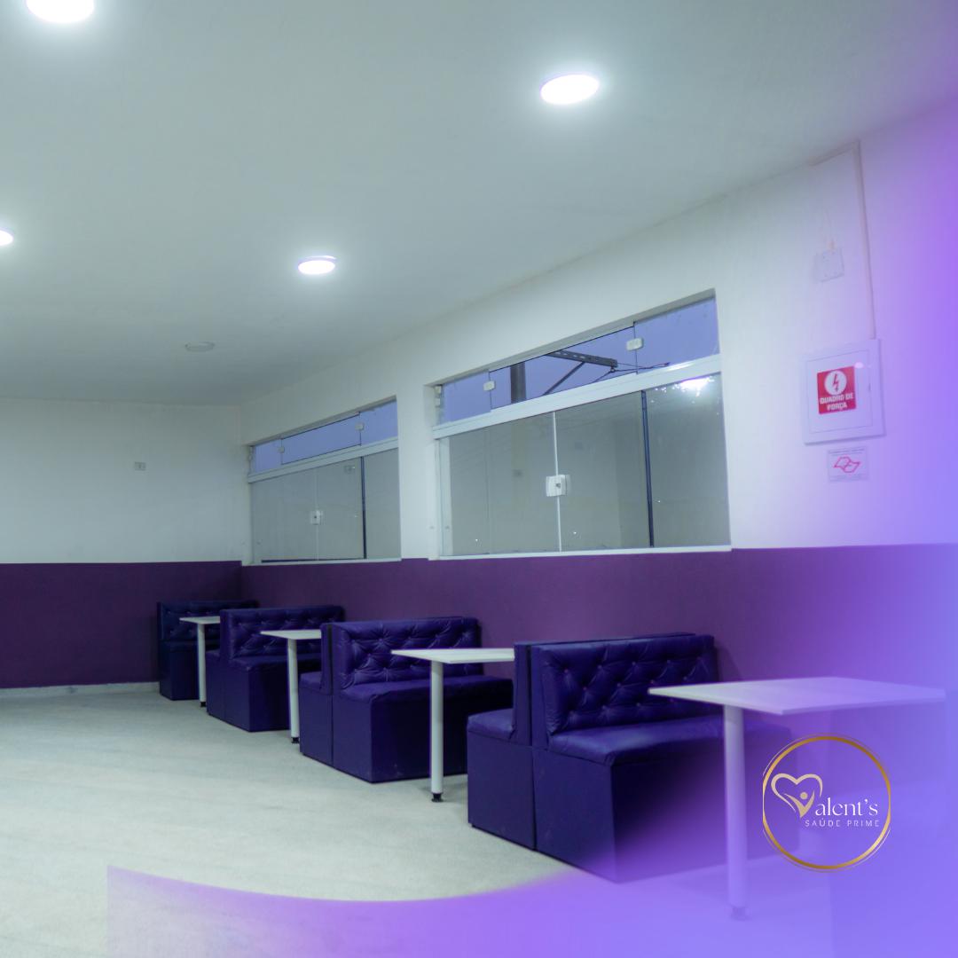 Espaço de convivência com mesas e sofás