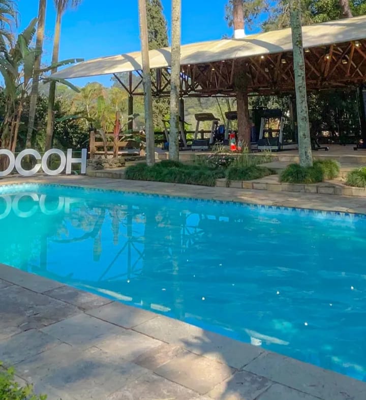 Piscina e área de lazer ao ar livre