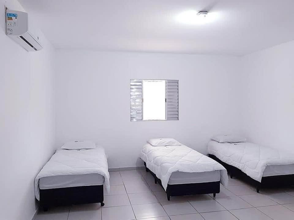 Dormitório coletivo com camas individuais