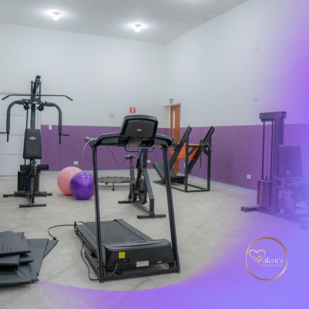 Academia com esteira e aparelhos de musculação