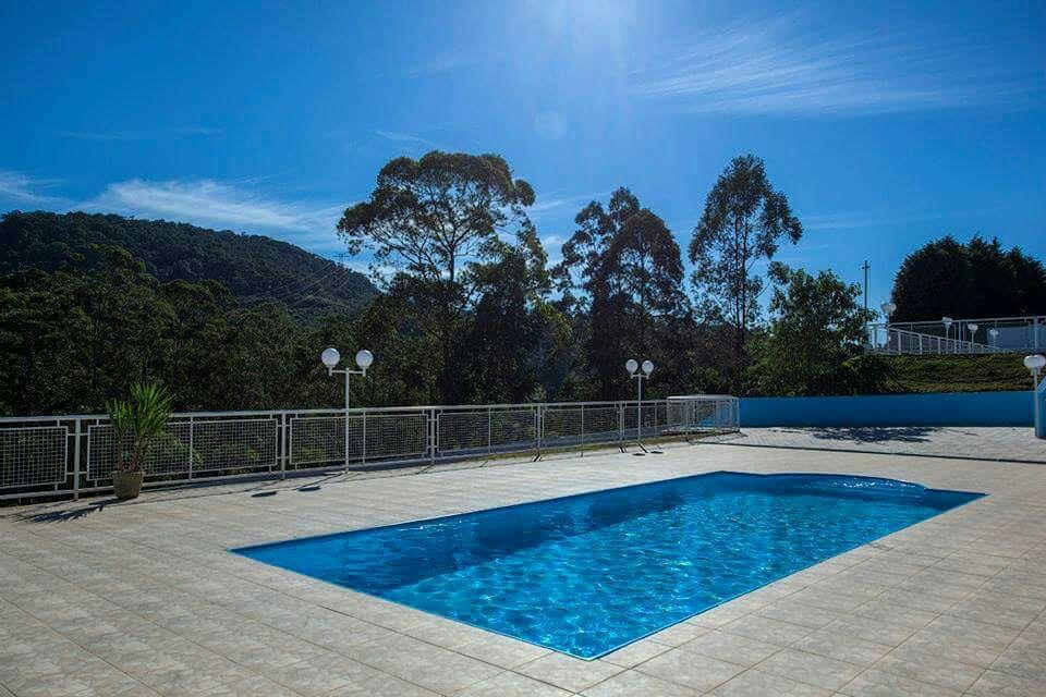 Piscina externa com vista para a mata