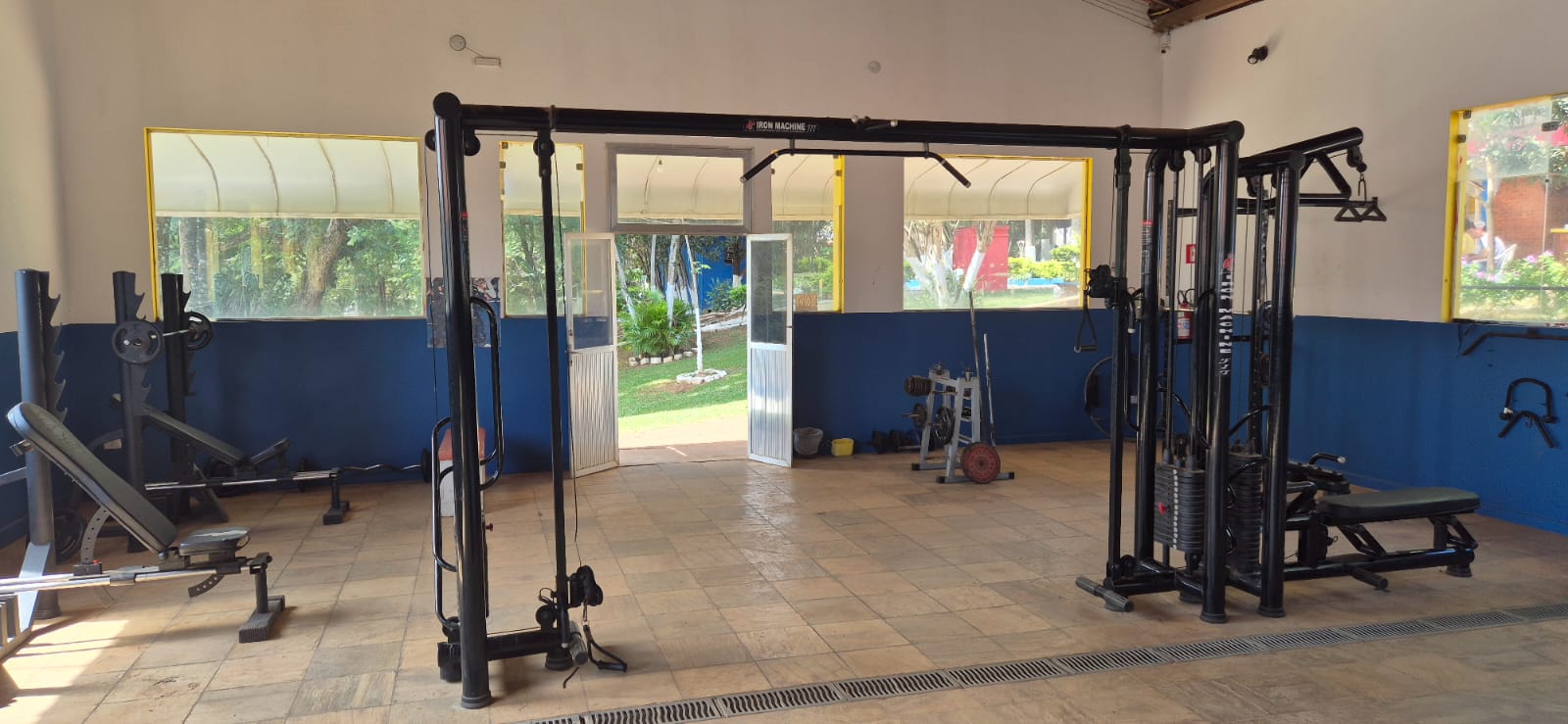 Academia equipada com aparelhos de musculação